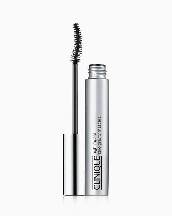 High Impact Zero Gravity Mascara, Una máscara de pestañas que eleva y riza al instante las pestañas.